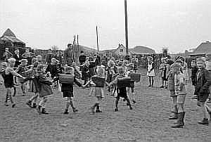 1950_55_schulhof an klocken kapelle_n_08 mit kraemer